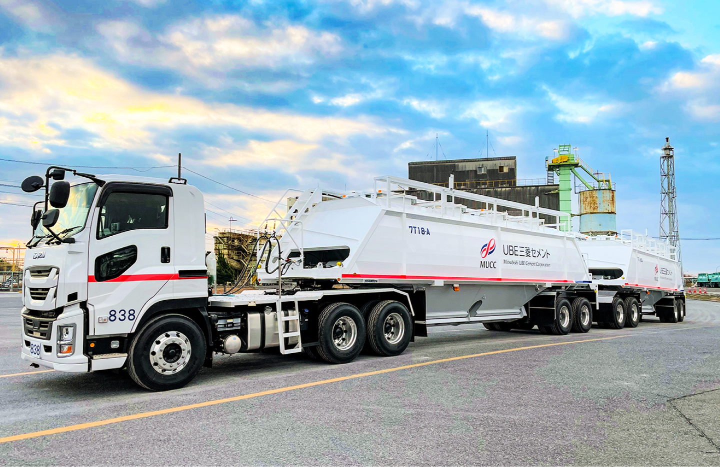 ダブルストレーラー（44t×44t）1